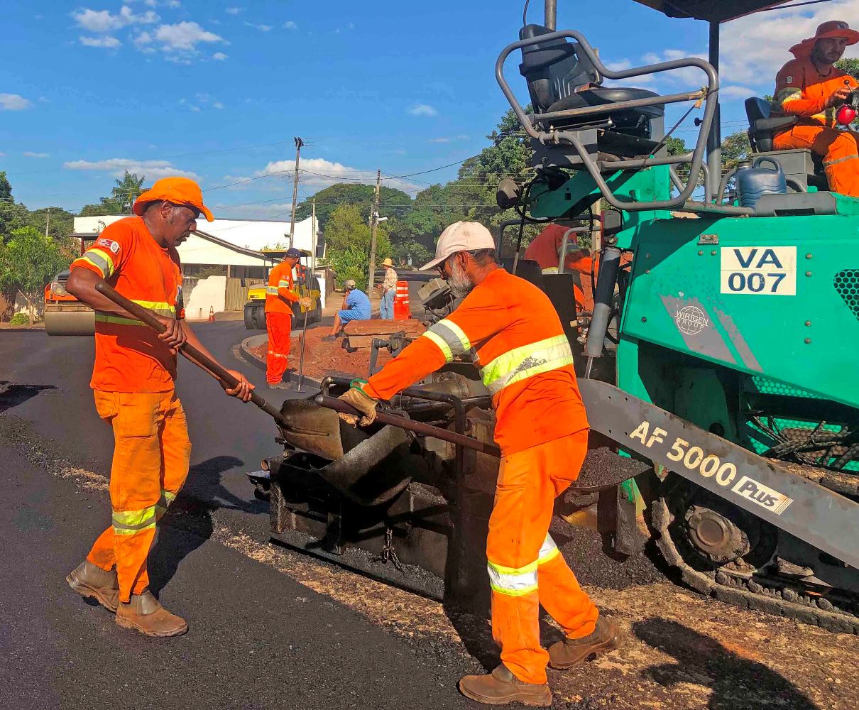 Obra de pavimentação realizada pela Prefeitura de Cianorte, no Noroeste do Paraná. Foto: Prefeitura de Cianorte/Divulgação