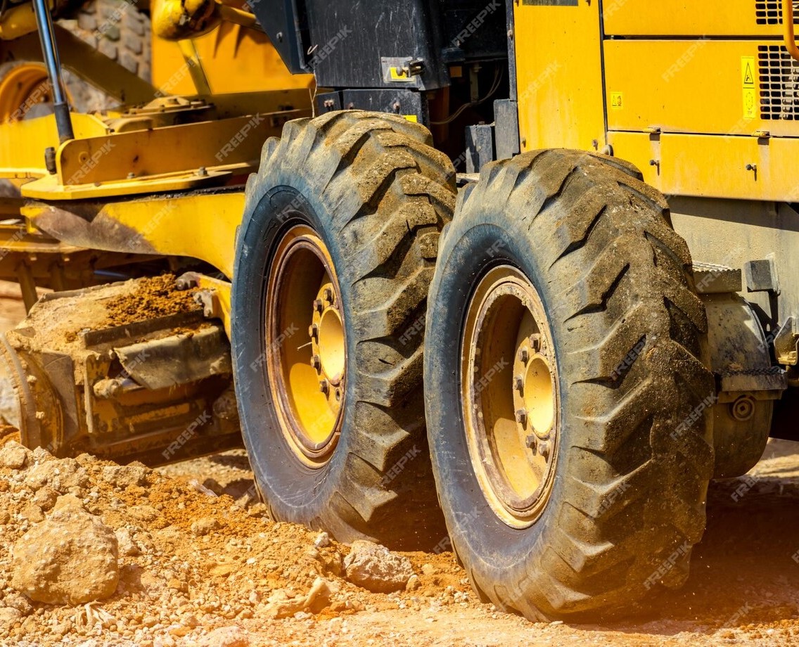 Motoniveladora é utilizada em trabalho de conservação de estrada rural. Foto: Freepik/Divulgação