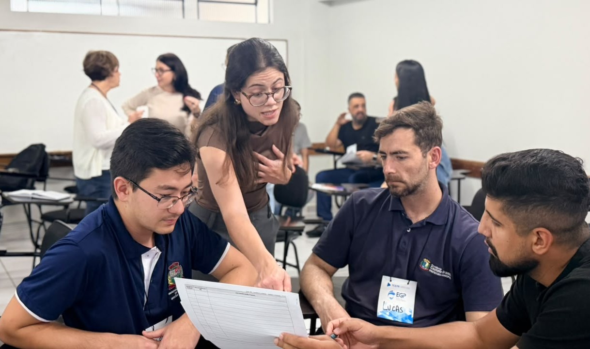 Oficina de revisão de questionários do Progov realizada em Paranavaí