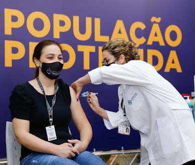 Profissional de saúde de Curitiba é vacinada contra a Covid-19. Foto: Agência Estadual de Notícias/Divulgação