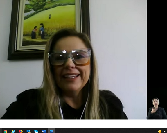 A analista de controle do TCE-PR Adriana Loro, coordenadora do Comitê Técnico de Gestão de Pessoas  do IRB, durante palestra no 11º Encontro Técnico de Gestão de Pessoas dos TCs. Imagem: Reprodução/YouTube