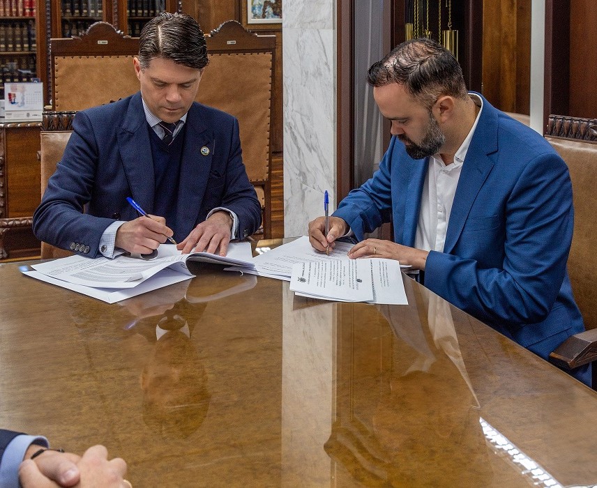 O presidente do Tribunal de Contas do Estado do Paraná, conselheiro Ivens Linhares, assina Termo de Ajustamento de Gestão (TAG) formalizado entre o TCE-PR e a Secretaria de Estado da Educação com o titular da Seed-PR, Roni Miranda, nesta quarta-feira (20 de agosto)