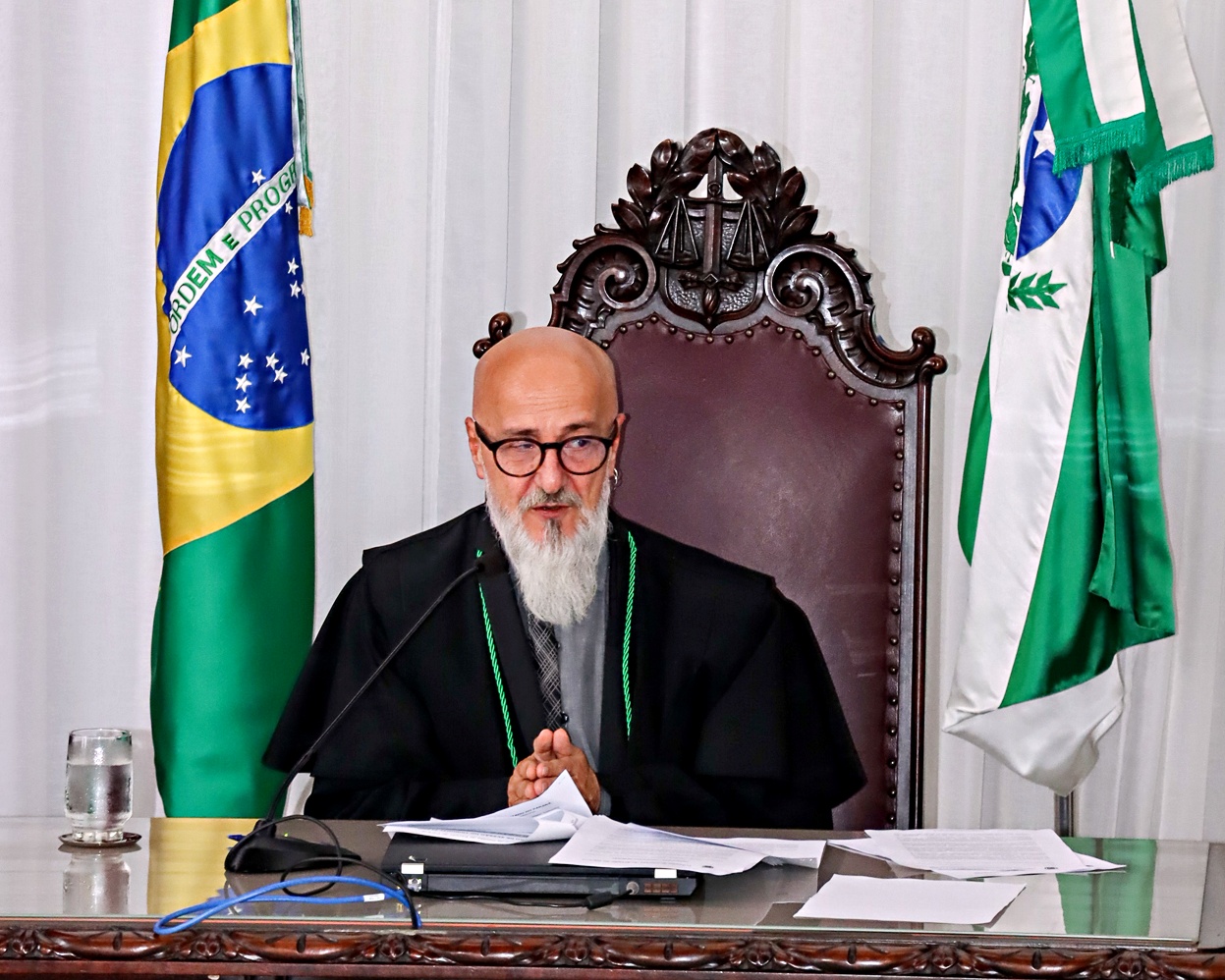 O conselheiro Fernando Guimarães preside sessão do Tribunal Pleno do TCE-PR. Foto: Fabiano Contador/TCE-PR