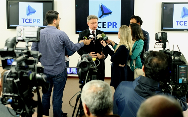 O coordenador-geral de Fiscalização, Mauro Munhoz, anuncia auditoria nas universidades estaduais do Paraná. Foto: Wagner Araújo/Divulgação TCE-PR