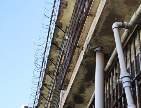 "Gambiarra" na rede elétrica do Pavilhão 4 do Complexo Médico Penal de Pinhais, mantido pelo Departamento de Polícia Penal (Deppen) da Secretaria de Estado da Segurança Pública (Sesp-PR). Foto: TCE-PR