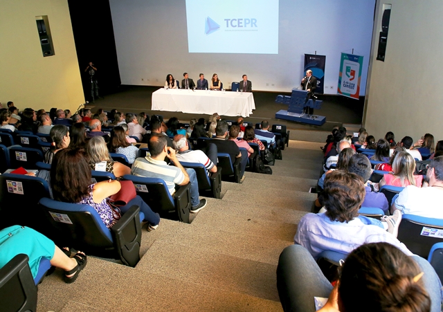 Mais de 200 pessoas participaram, nesta quinta-feira (31), do Fórum de Controle Social realizado pelo TCE-PR no auditório do Sebrae-PR, em Curitiba