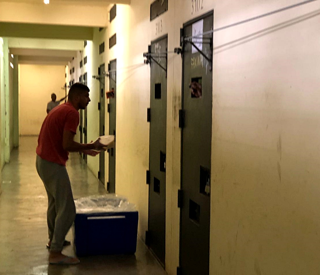 Fornecimento de alimentação a detentos em unidade prisional do Paraná. Foto: Agência Estadual de Notícias