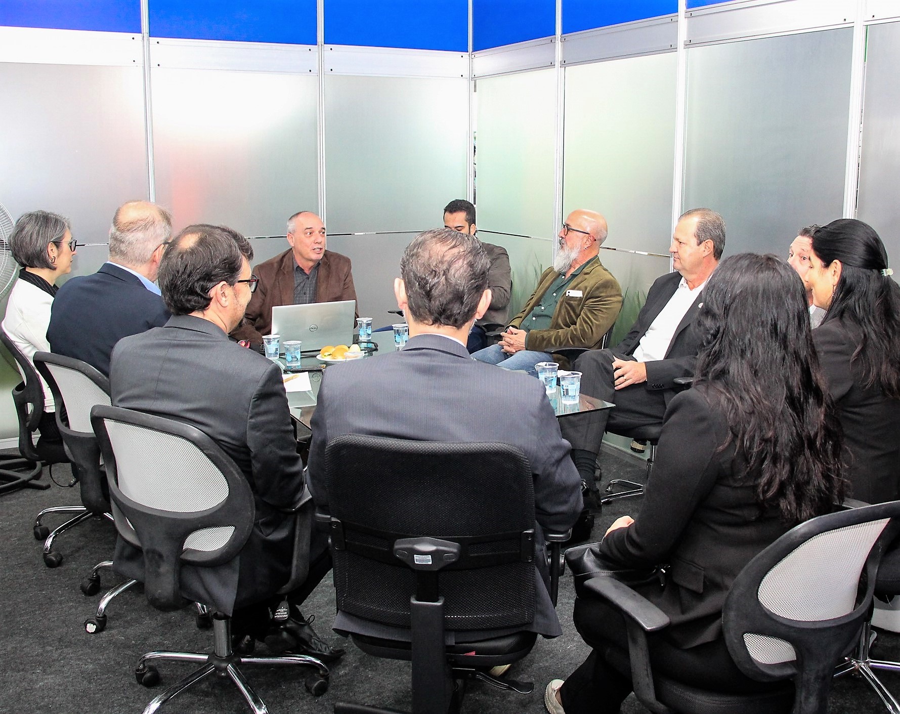 Gestores do TCE-PR debatem com reitores das universidades estaduais a formalização de parceria que poderá possibilitar que estudantes de Engenharia auxiliem a fiscalização de obras paralisadas. Foto: Fabiano Contador/Divulgação TCE-PR