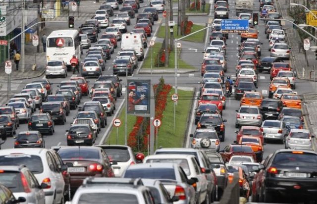 Trânsito na Avenida Visconde de Guarapuava, região central de Curitiba. Foto: Divulgação
