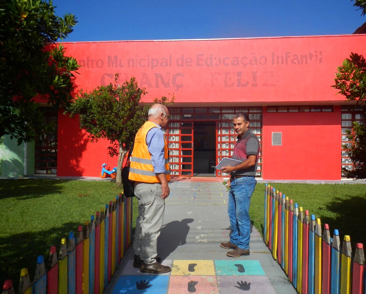 Acompanhado de gestor escolar, o auditor de controle externo do TCE-PR Paulo Francisco Borsari visita escola no Município de Reserva do Iguaçu (Sudoeste do Estado). Foto: TCE-PR/Divulgação