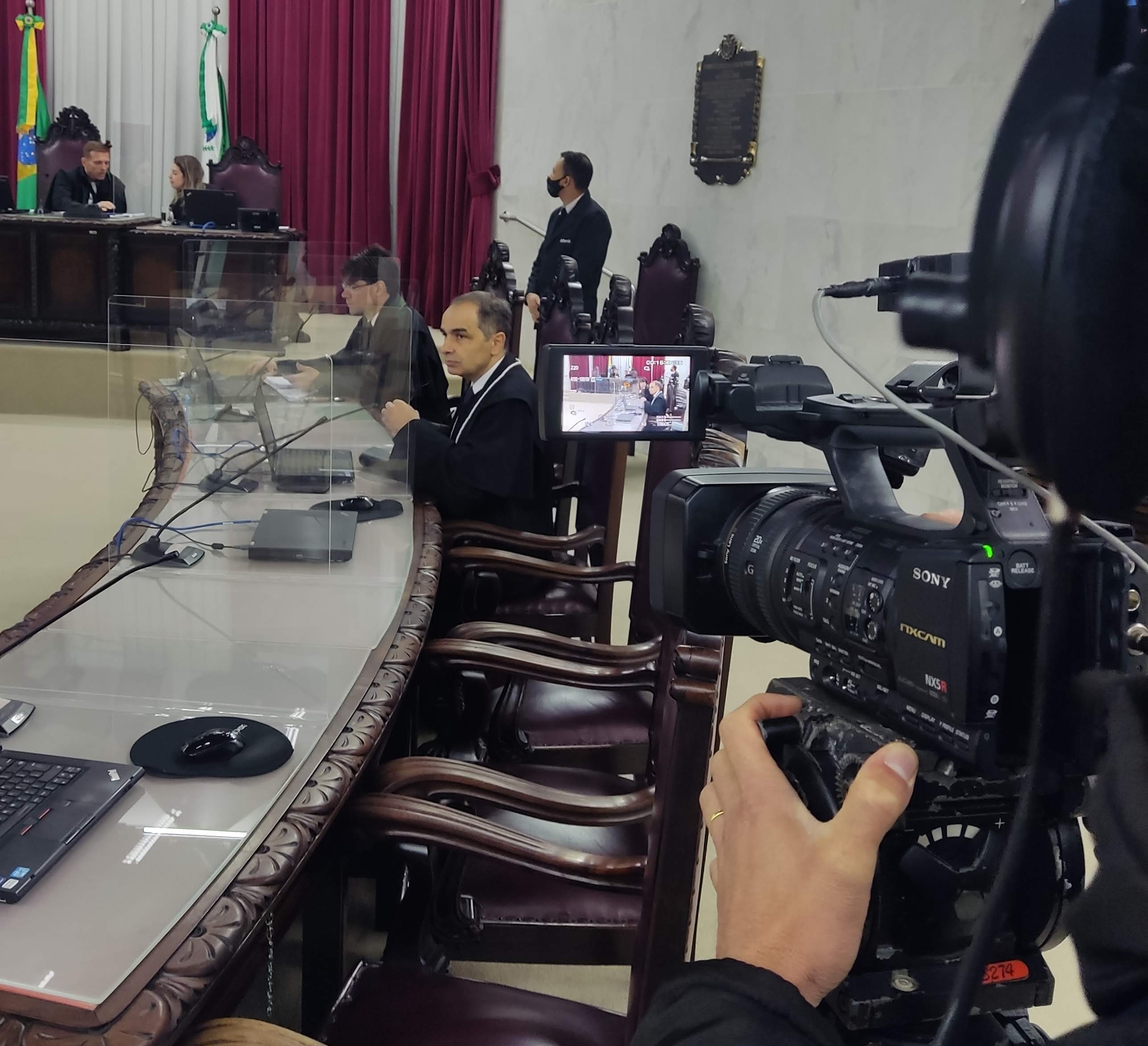 Sessão mista do Tribunal Pleno do TCE-PR, com parte dos membros reunidos presencialmente e parte por videoconferência, e transmitida ao vivo pelo canal do Tribunal no YouTube. Foto: Edilson Peruceli/Divulgação TCE-PR