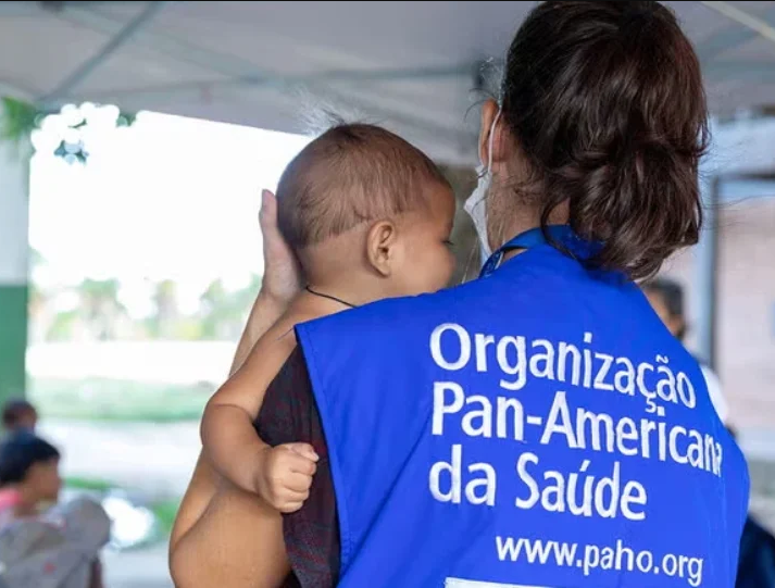 Funcionária da Organização Pan-Americana da Saúde (Opas) em atendimento a criança do povo indígena Yanomami, em Roraima, Região Norte do Brasil. Foto: Opas/Divulgação