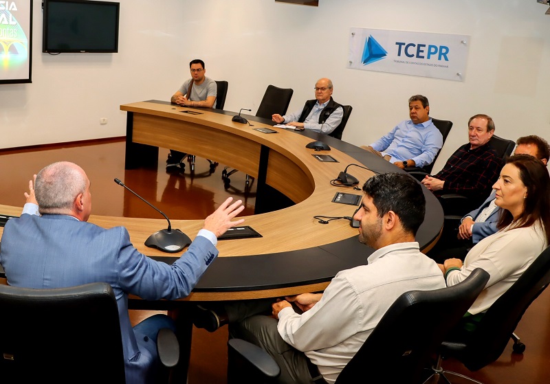 Em visita técnica, representantes do Conselho Regional de Engenharia e Agronomia do Paraná (CreaA-PR) conheceram as ferramentas de inteligência artificial (IA) utilizadas pelo TCE-PR. Foto: Fabiano Contador/TCE-PR