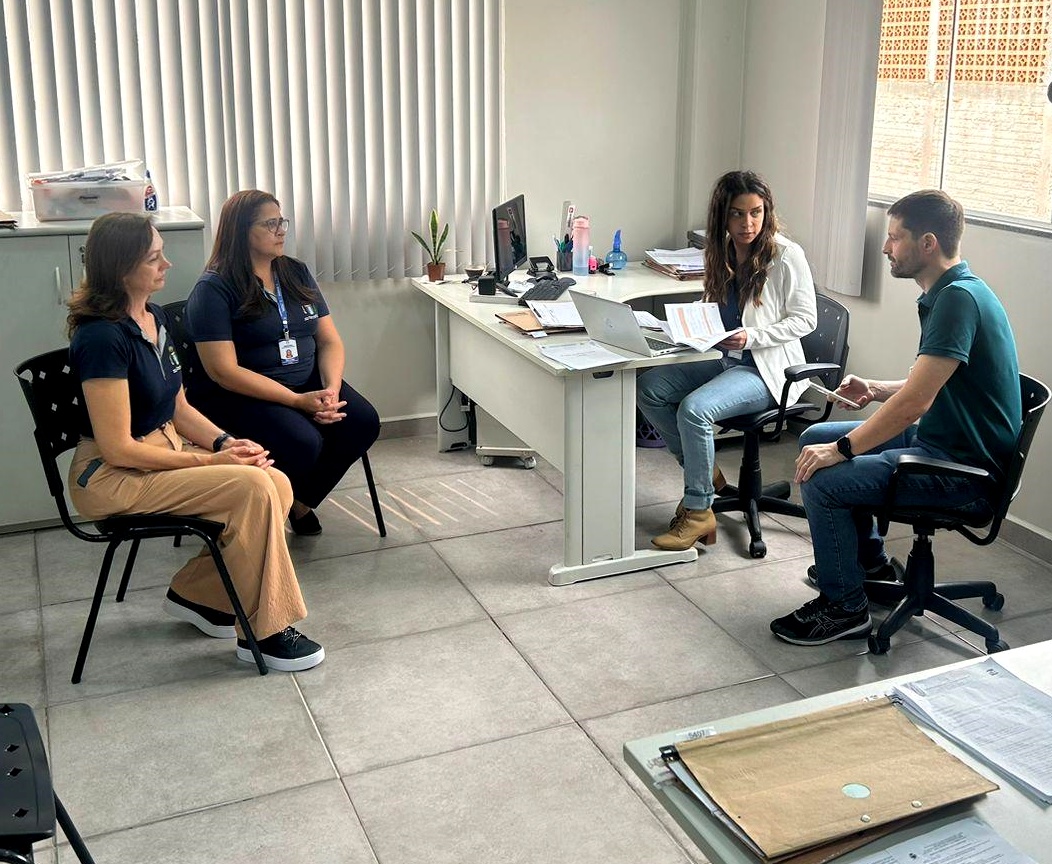 Equipe do PAF 2024-2025 Assistência Social reunida com servidores do Município de Itaipulândia para a realização de auditoria do TCE-PR. Foto: TCE-PR