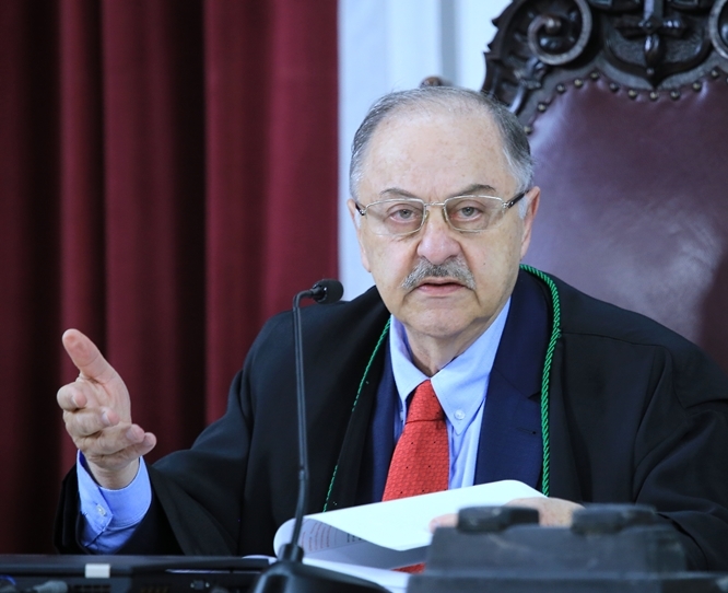 O conselheiro Artagão de Mattos Leão relata processo em sessão do TCE-PR. Foto: Wagner Araújo/Divulgação TCE-PR