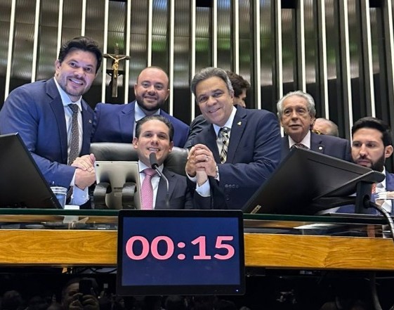 O presidente da Atricon, conselheiro Edilson Silva (TCE-RO), comemora com o presidente da Câmara, Hugo Motta, e outros deputados, a aprovação da Proposta de Emenda à Constituição (PEC) nº 302/2017, conhecida como PEC da Essencialidade dos Tribunais de Contas. Foto: Atricon/Divulgação