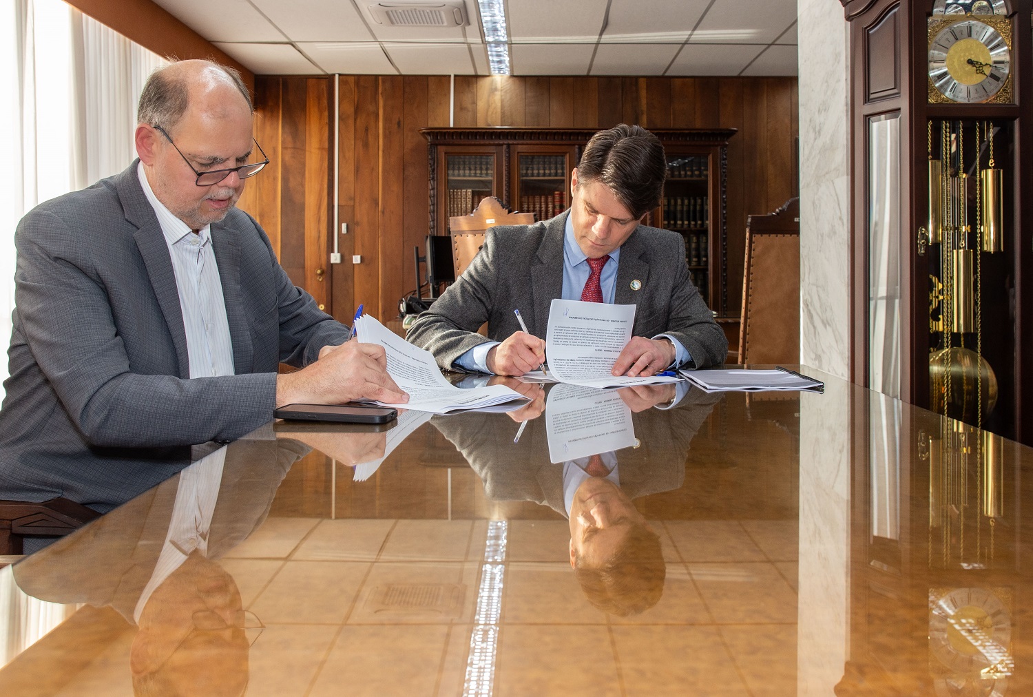 O presidente do Tribunal de Contas do Estado do Paraná (TCE-PR), conselheiro Ivens Linhares, assina Termo de Cooperação com o secretário de Estado da Inovação e Inteligência Artificial (Seia-PR), Alex Canziani, na sede da Corte nesta terça-feira (2 de setembro)