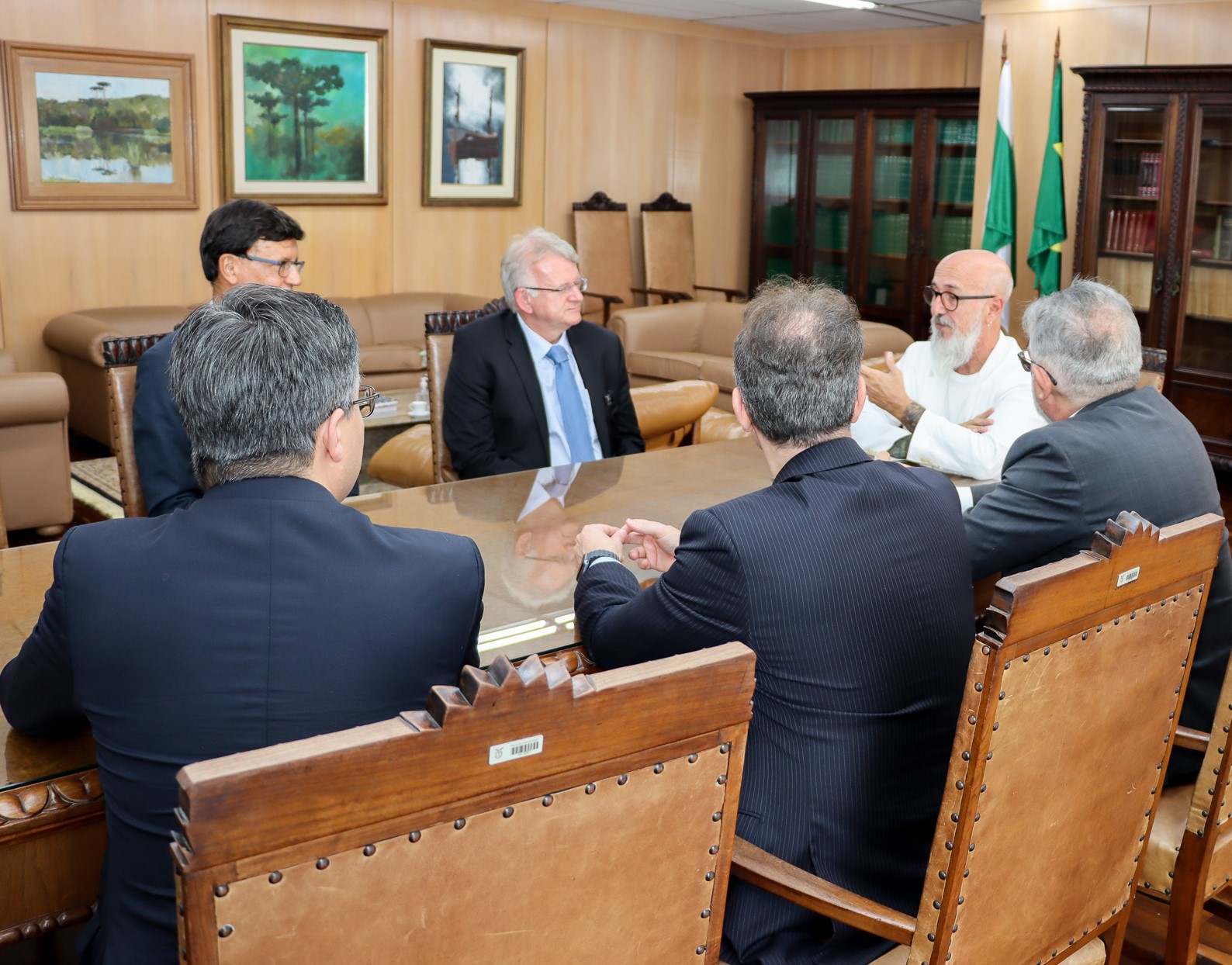 O presidente do TCE-PR, conselheiro Fernando Guimarães (à direita na foto), recebe dirigentes do Tribunal Regional Eleitoral do Paraná (TRE-PR). Foto: Fabiano Contador/TCE-PR