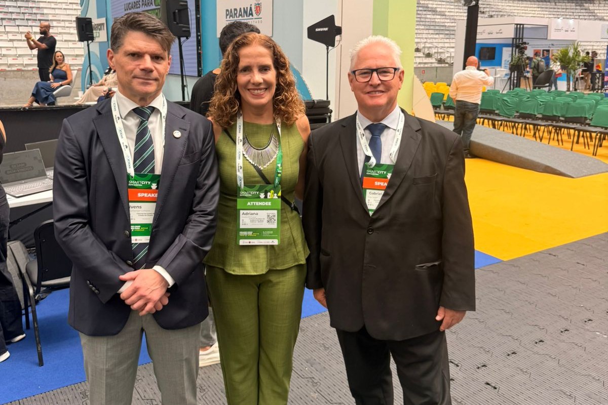 O presidente do TCE-PR com a presidente do Ibraop e o procurador-geral do MPC-PR na Arena da Baixada, em Curitiba