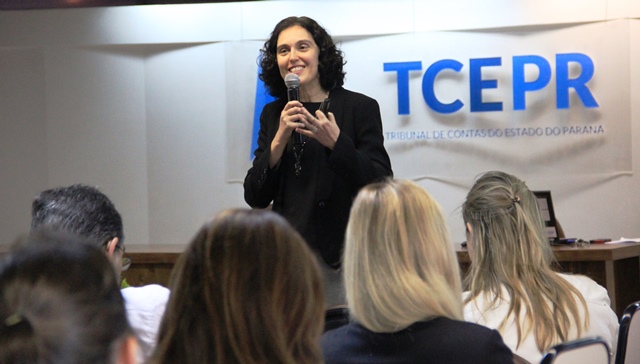 Denise Gomel, coordenadora de Fiscalizações Específicas do TCE-PR, dá palestra no curso sobre auditoria governamental. Foto: Manoela Tkatch/Divulgação TCE-PR