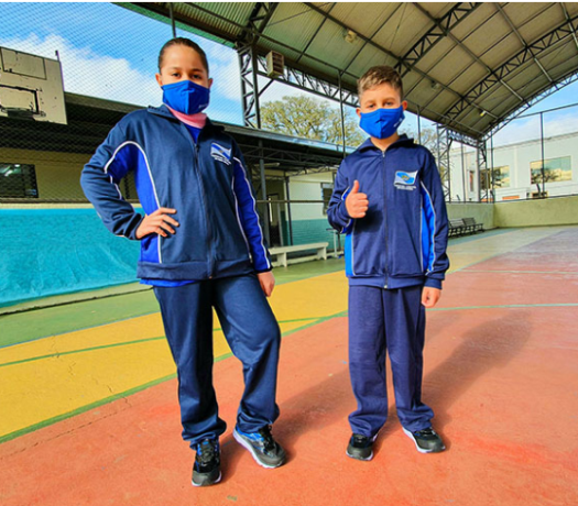 Estudantes da rede municipal de ensino de Ponta Grossa com uniformes adquiridos pela Prefeitura. Foto: Divulgação/Prefeitura de Ponta Grossa