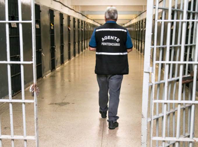 Agente em unidade do sistema penitenciário do Paraná, gerido pela Secretaria de Estado da Segurança Pública e Administração Penitenciária. Foto: Geraldo Bubniak - Agência de Notícias do Paraná/Divulgação
