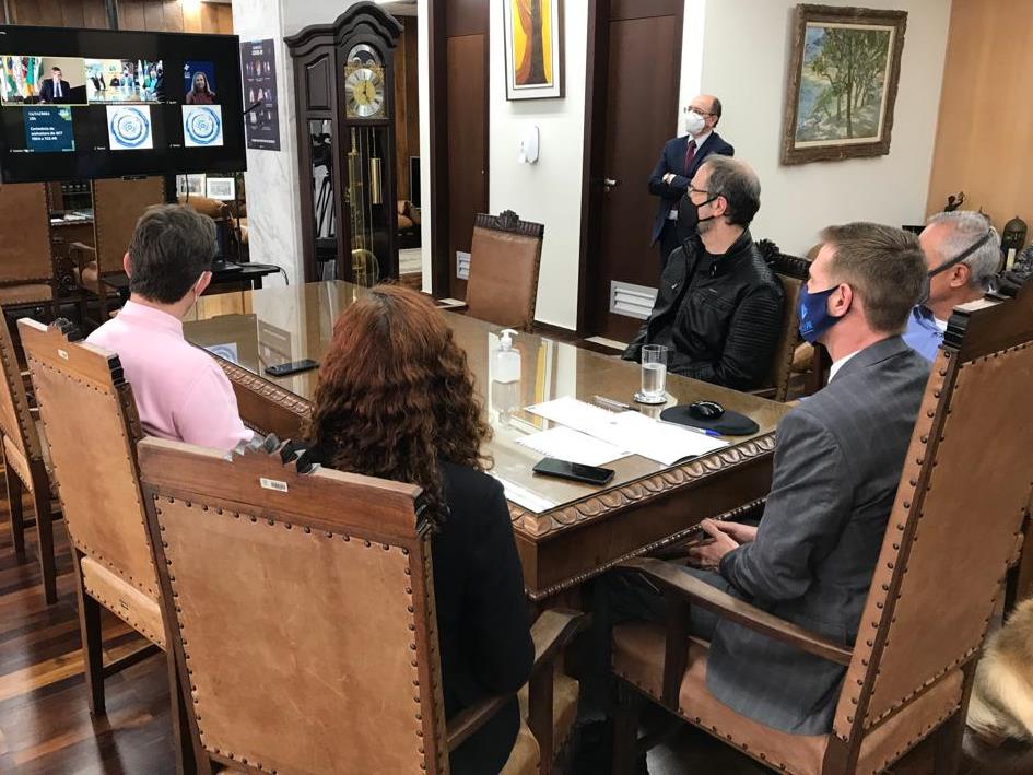 Em reunião por videoconferência, o Tribunal de Contas do Estado do Paraná (TCE-PR) e o Tribunal Regional Federal da Quarta Região (TRF-4) formalizam assinatura de Termo de Cooperação Técnica para a cessão do Sistema Eletrônico de Informações (SEI). Foto: Divulgação/TCE-PR