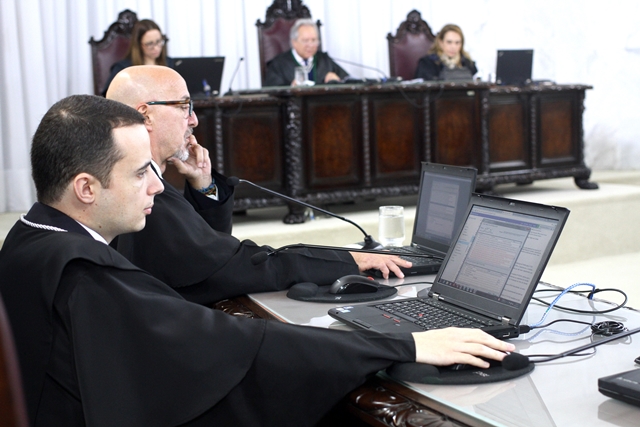Ao lado do auditor Tiago Pedroso, o conselheiro Fernando Guimarães relata processo na Segunda Câmara do TCE-PR. Foto: Wagner Araújo/Divulgação TCE-PR