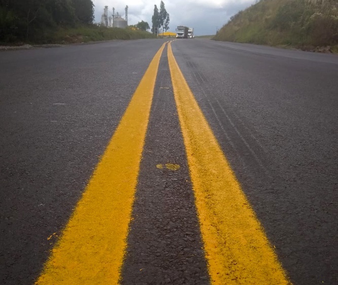 Servido de recapeamento em rodovia do Paraná administrada pelo Departamento de Estradas de Rodagem (DER-PR). Foto: Divulgação/DER-PR