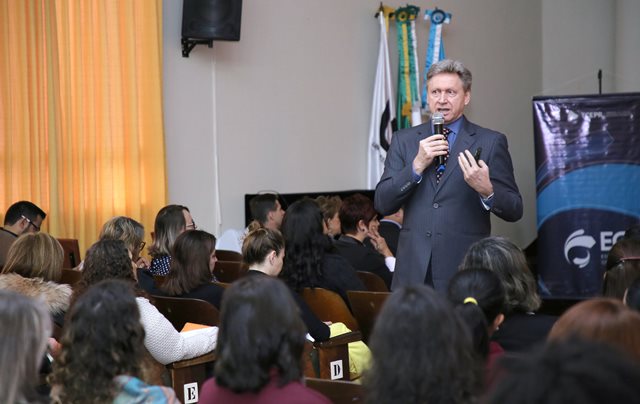 O coordenador-geral de Fiscalização, Mauro Munhoz, faz a abertura do 9º Fórum de Controle Social do TCE-PR, em Ponta Grossa. Foto: Wagner Araújo/Divulgação TCE-PR