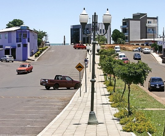 Avenida que marca a fronteira de Brasil (com o município paranaense de Barracão, à esquerda) e a Argentina (à direita). Foto: Divulgação