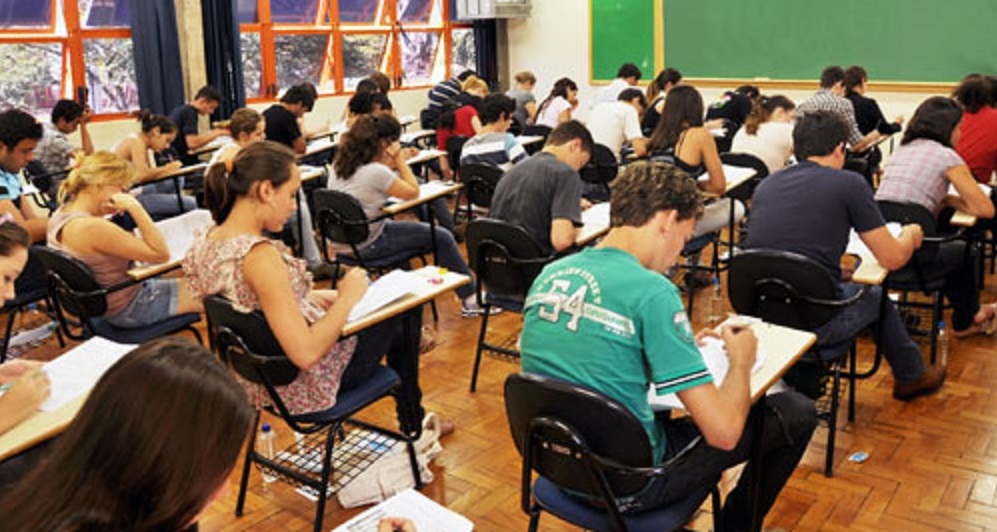 Candidatos prestam vestibular na UEL. Foto: Divulgação