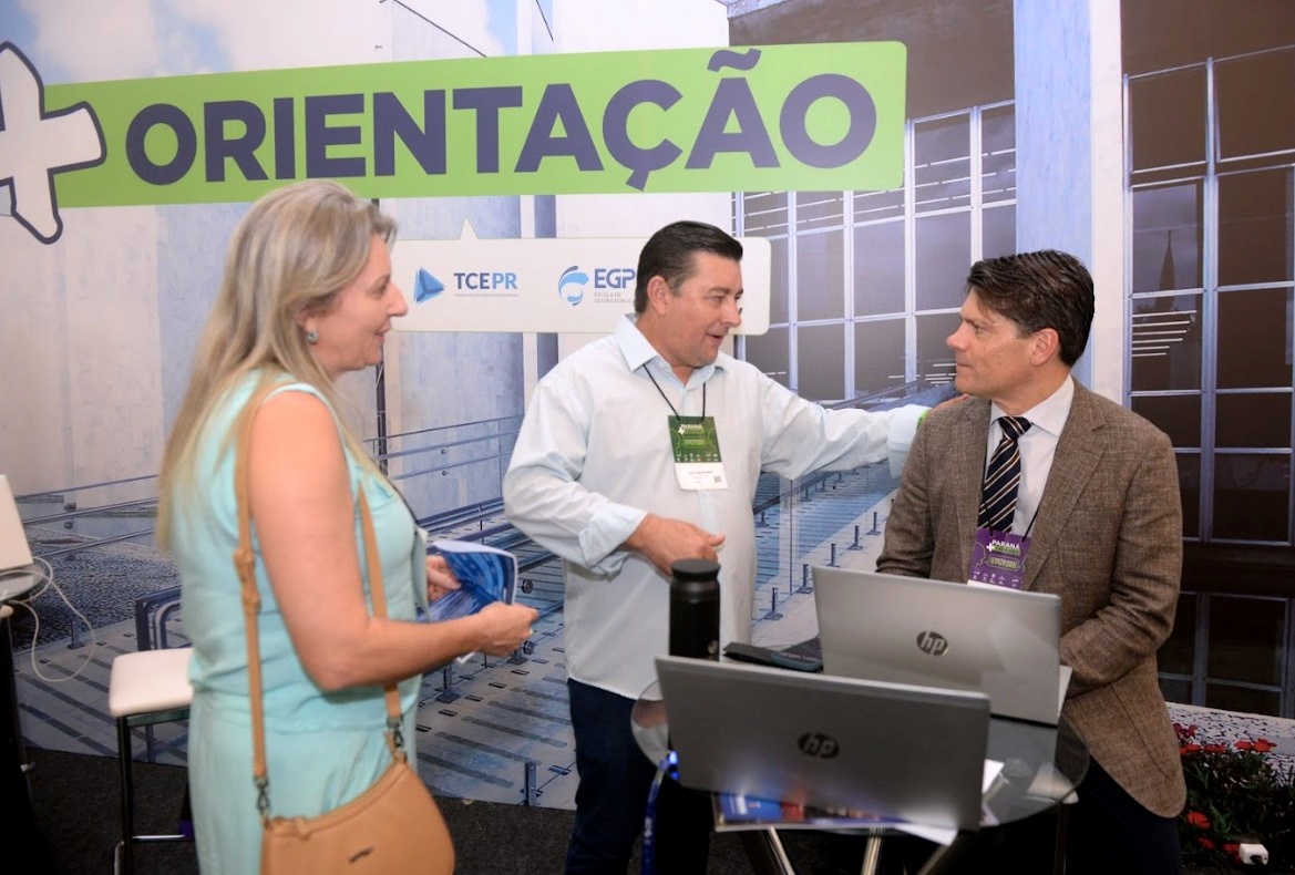 O presidente, conselheiro Ivens Linhares, atende gestores municipais no estande do TCE-PR no evento "Paraná Mais Cidades", realizado em Foz do Iguaçu. Foto: TCE-PR