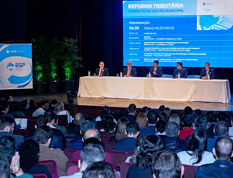 O presidente do TCE-PR, conselheiro Ivens Linhares, fala na abertura do curso Reforma Tributária - O Impacto na Gestão Municipal, realizado no Teatro Guaíra, em Curitiba. Foto: Mauro Beghetto Penteado/TCE-PR