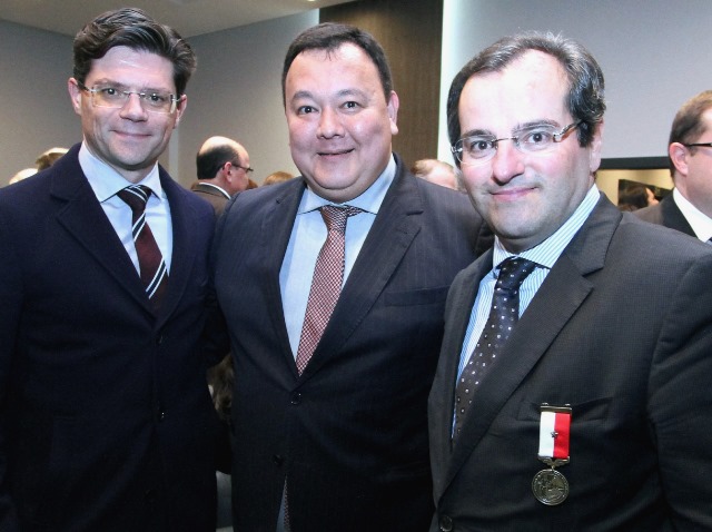 Presidente da Amapar, Frederico Mendes Junior, entre os conselheiros do TCE-PR, Ivens Linhares e Ivan Bonilha, homenageado
