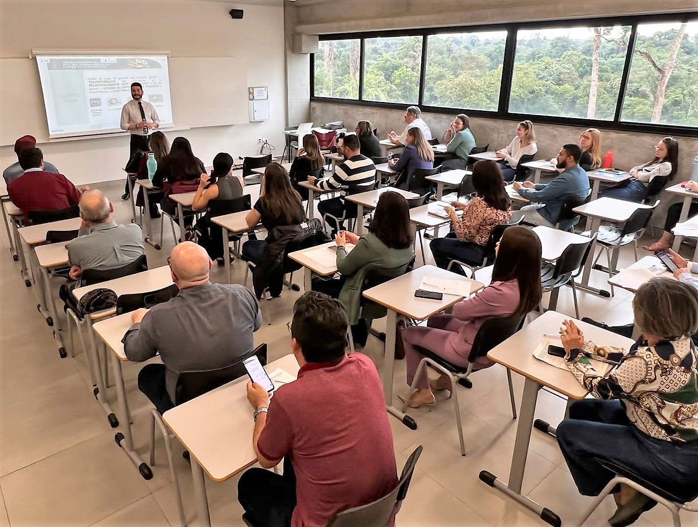 O ouvidor do TCE-PR, Patrick Machado, ministra oficina de políticas públicas na área da transparência e do relacionamento com o cidadão, em Cianorte. Foto: Marcelo Lancia/Divulgação TCE-PR