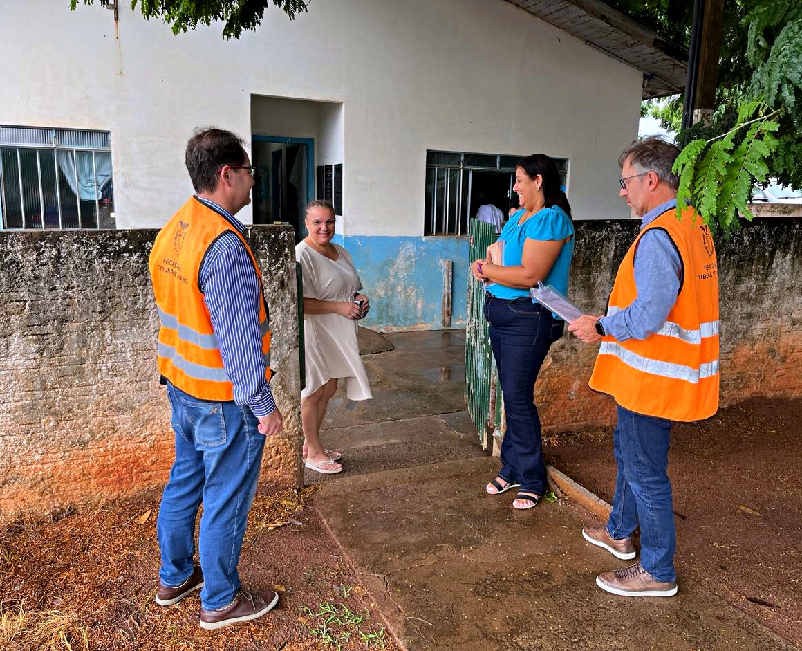No Centro Municipal de Educação Infantil Ignês Sanches, em Cafezal do Sul, os auditores de controle externo Lúcio  Hyczy e Marcus Vinicius Pazello são recebidos pela diretora, Keli Regina Ramin dos Santos, e pela coordenadora Educacional, Leila Fátima de Oliveira. Foto: TCE-PR