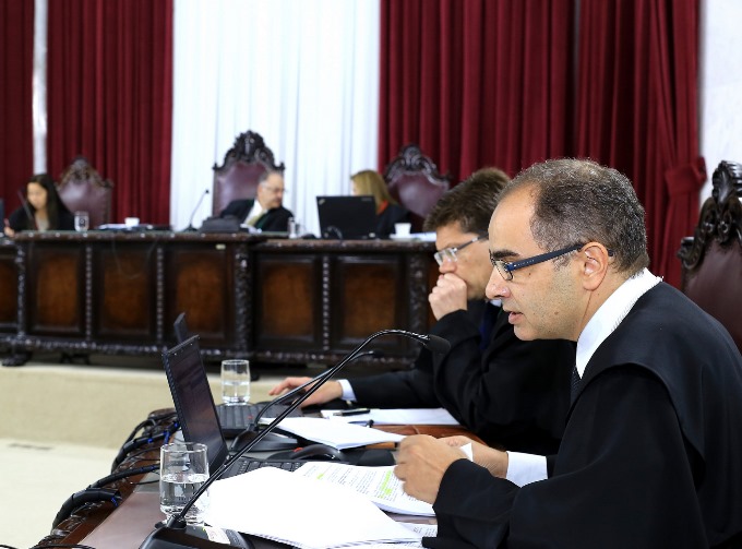 O auditor Thiago Barbosa Cordeiro relata processo em sessão da Segunda Câmara do TCE-PR, presidida pelo conselheiro Artagão de Mattos Leão. Foto: Wagner Araújo/Divulgação TCE-PR