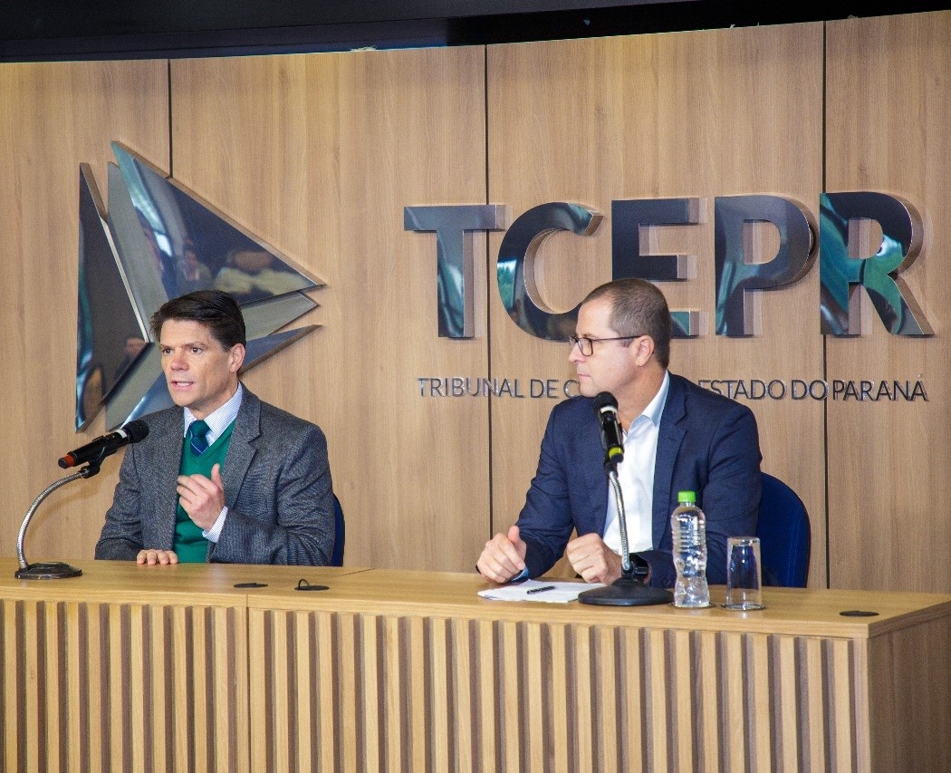 O presidente do Tribunal de Contas do Estado do Paraná, conselheiro Ivens Linhares, com o diretor de Informações Estratégicas do Tribunal de Contas do Estado de Santa Catarina (TCE-SC), Nilson Zanatto, durante evento realizado no auditório do TCE-PR nesta sexta-feira (23 de maio)