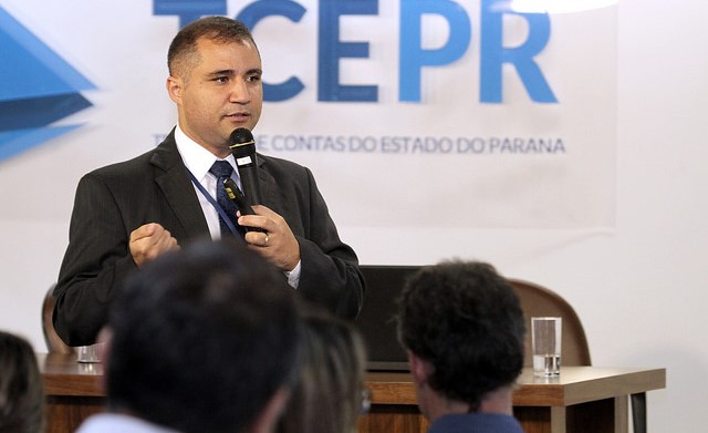 Leandro Menezes Rodrigues, analista de controle da Coordenadoria de Fiscalização Municipal, ministra curso realizado pelo TCE-PR. Foto: Wagner Araújo/Divulgação TCE-PR
