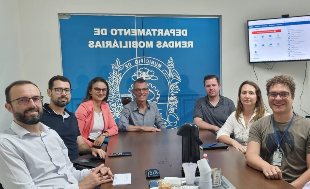O coordenador da Cage, Wilmar da Costa Martins Junior (esquerda) e a equipe da unidade técnica foram recebidos por agentes fiscais de São José dos Pinhais. Foto: Divulgação TCE-PR