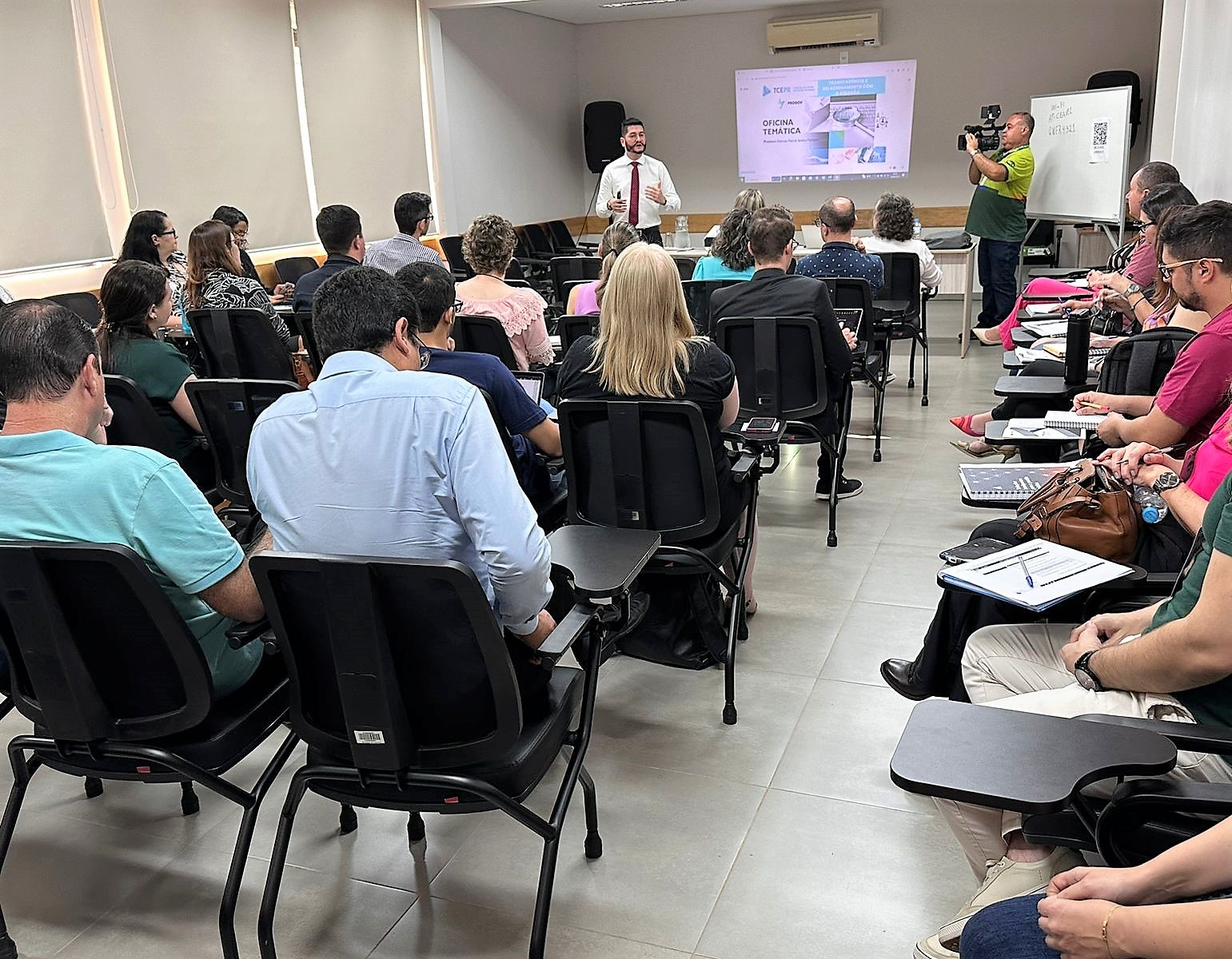 O ouvidor do TCE-PR, Patrick Machado, ministra oficina sobre transparência e relacionamento com o cidadão, em Cascavel. Foto: Marcelo Lancia/Divulgação TCE-PR
