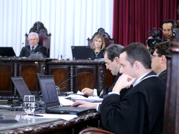 O conselheiro Ivan Bonilha relata processo em sessão do Pleno do TCE-PR, presidida pelo conselheiro Durval Amaral. Foto: Wagner Araújo/Divulgação TCE-PR