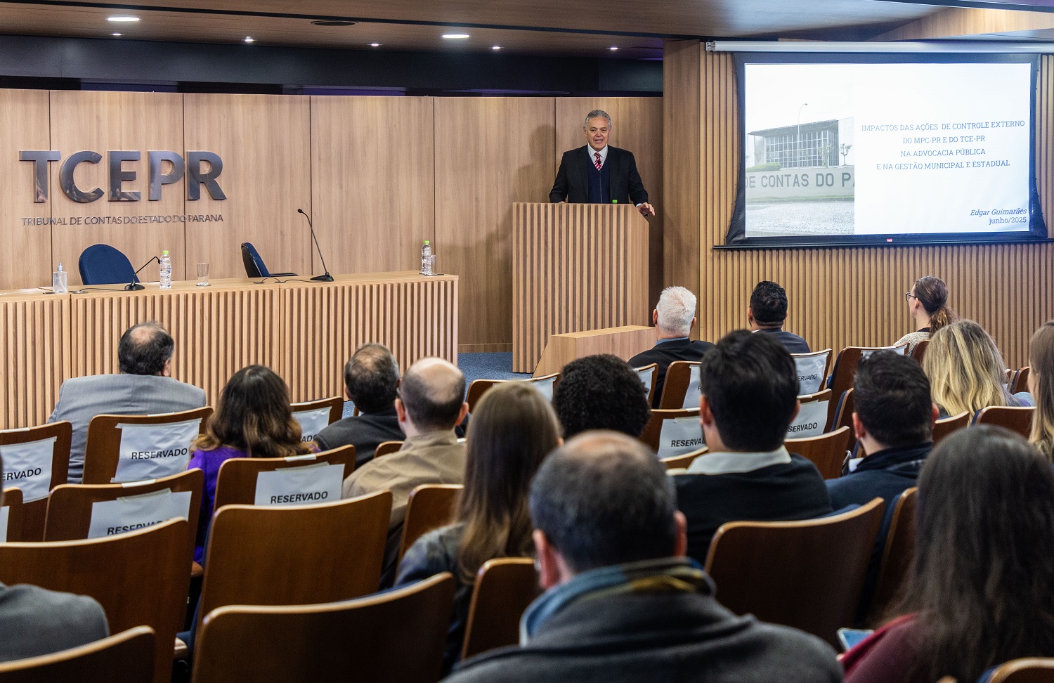 O jurista Edgar Guimarães palestra no evento comemorativo ao aniversário de 63 anos do MPC-PR, realizado no auditório do TCE-PR nesta sexta-feira (27 de junho)