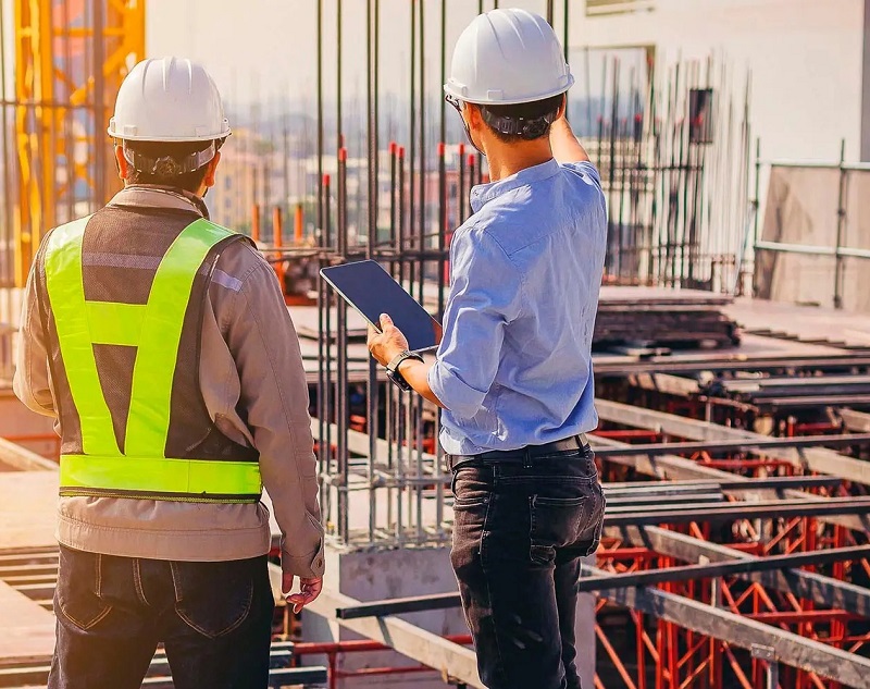 O capacete é um equipamento de proteção individual (EPI) de uso obrigatório por quem trabalha na execução de obras. Foto: Senac/Divulgação