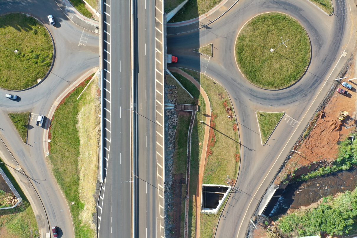 Foto feita por drone de obra na PR-466, em Guarapuava (Centro-Sul), executada pelo DER-PR, que integra o Programa Estratégico de Infraestrutura e Logística de Transportes do Paraná, financiado pelo Banco Interamericano de Desenvolvimento (BID). Foto: Divulgação TCE-PR