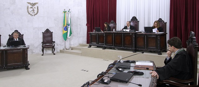 O conselheiro Artagão de Mattos Leão preside a primeira sessão de 2017 da Segunda Câmara do TCE-PR. Foto: Wagner Araújo/Divulgação TCE-PR