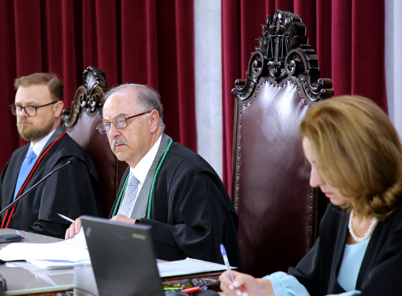 Ladeado pelo procurador do Ministério Público de Contas Michael Reiner e pela secretária da Segunda Câmara, Vera Lúcia Amaro, o conselheiro Artagão de Mattos Leão preside sessão daquele colegiado. Foto: Wagner Araújo/Divulgação TCE-PR