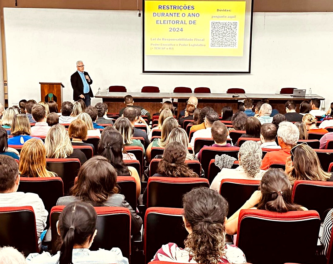 O procurador-geral do Ministério Público de Contas, Gabriel Guy Léger, durante palestra no oficina "Vedações em Período Eleitoral e Encerramento de Mandato", realizada em Londrina. Foto: Marcelo Lancia/TCE-PR