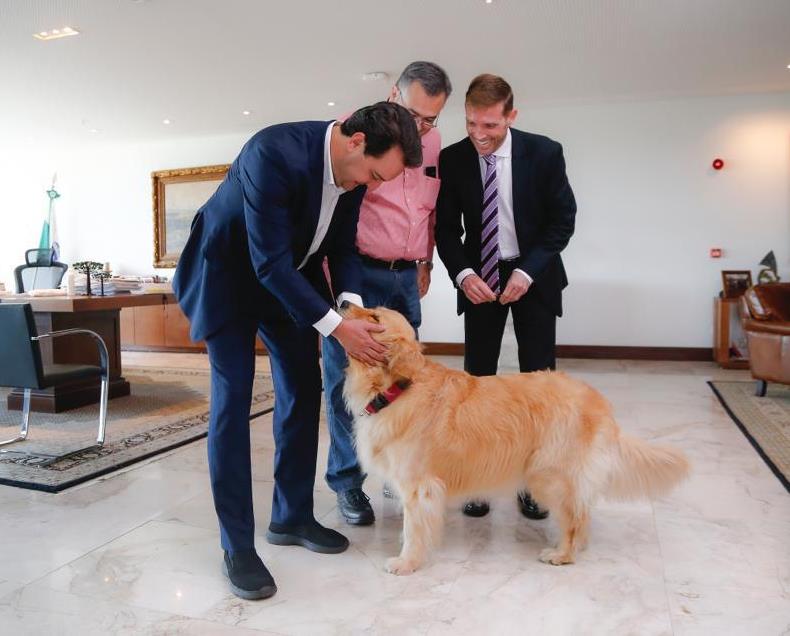 Acompanhado do secretário estadual de Saúde, Beto Preto (ao centro); e do presidente do TCE-PR, conselheiro Fabio Camargo; o governador Ratinho Junior brinca com a mascote Tikinha. Foto: Jonathan Campos/Agência Estadual de Notícias - Divulgação